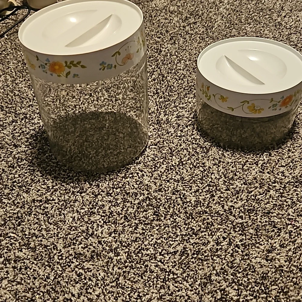 Vintage Pyrex storage containers. Corningwear. Clear so that you can see inside